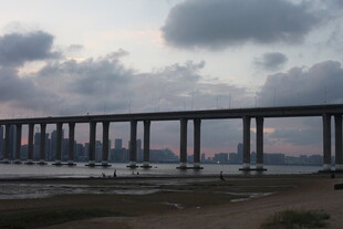 黄昏下的跨海大桥