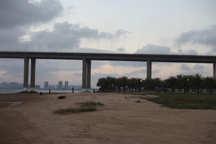 黄昏下的高架桥远景