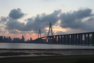 黄昏下的跨海大桥美景