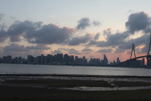 黄昏下的城市江景风光