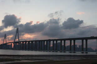 黄昏下壮观的跨海大桥