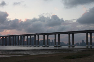 黄昏下的跨海大桥