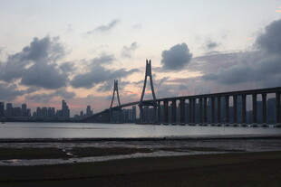 黄昏下的跨海大桥美景