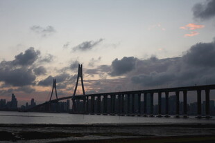 黄昏下的跨海大桥美景
