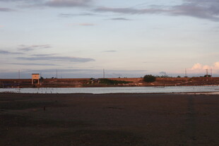 黄昏下的宁静河岸风光