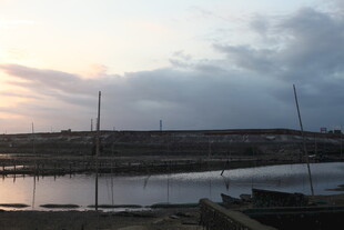 黄昏湖畔的静谧帆船景象