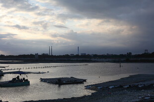 黄昏下宁静的河畔景象