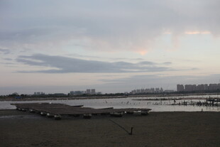 海滨暮色下的静谧码头