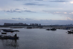 黄昏下的宁静水域与船只