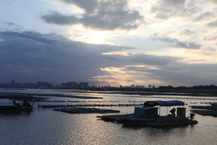 夕阳下的河畔船只景象