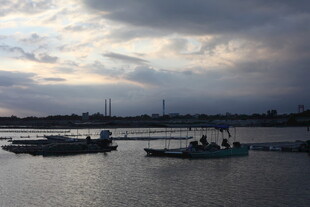 黄昏下的水面船只景象