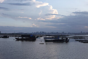 河畔船只与天空景致