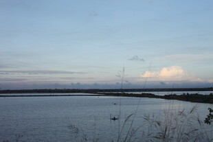 宁静湖面的黄昏景致