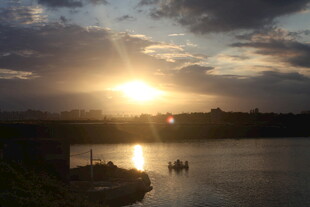 夕阳下的宁静湖面美景