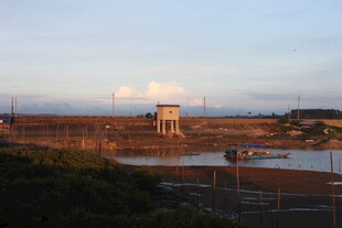 黄昏下的水利工程景观