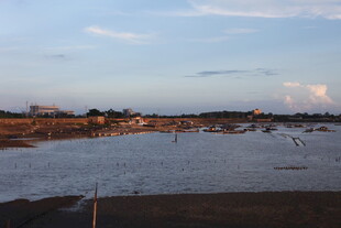 黄昏下的宁静水域景观