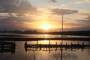 夕阳下的宁静码头风光