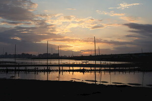 海边日落时的宁静码头