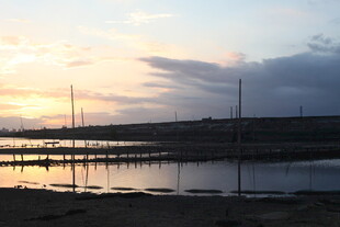 日落时分的宁静海滨景象