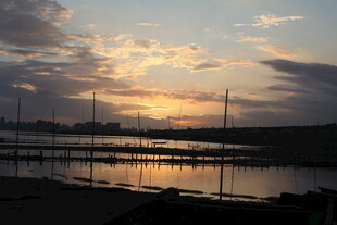 夕阳下的水面与远处景致