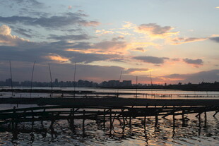 海边日落时的水上栈桥