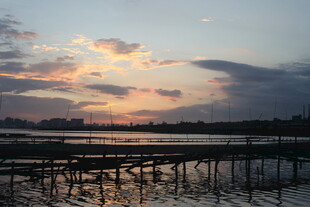 湖畔夕阳下的木质栈桥