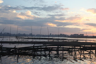 夕阳下的码头与停泊船只