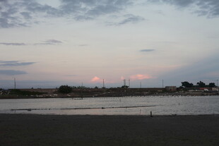 黄昏下的宁静海滩景色