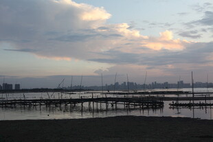 黄昏下的水边栈桥美景