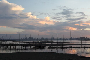 黄昏下的码头与绚烂云霞