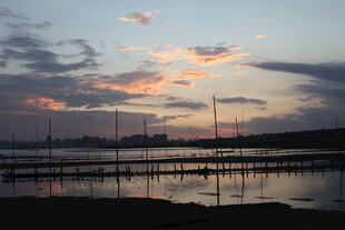 黄昏湖畔的静谧码头风光