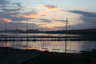 日落时分的宁静水域景观