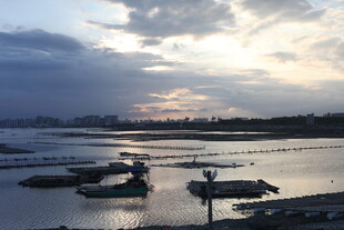 黄昏下宁静的码头景象