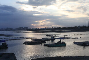 夕阳下宁静的水上停泊场景