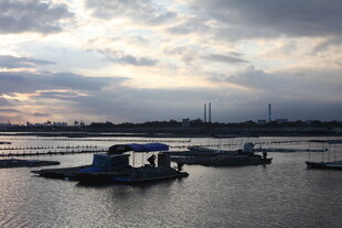 黄昏下宁静的水上船只景象