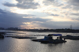 黄昏下的宁静水域码头