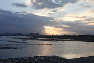 黄昏下平静的江面美景