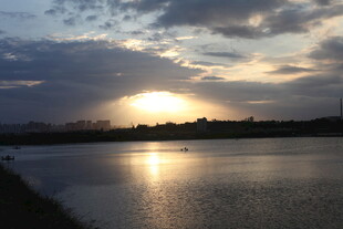 夕阳下波光粼粼的宁静湖面