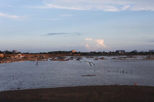 湖畔黄昏景静谧水域风光