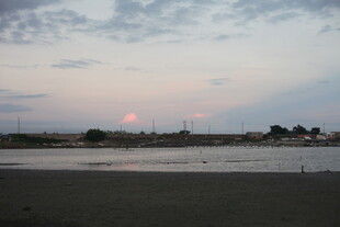 黄昏下的宁静海滩景色