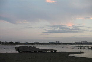 河畔暮色中的码头景象