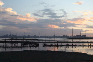 黄昏下的宁静码头风景