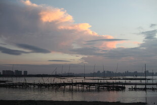 海滨晚霞下的城市与栈桥