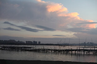 黄昏下的码头与绚烂云彩