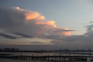 夕阳下的城市河畔美景