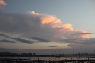 夕阳下的城市与绚丽云彩