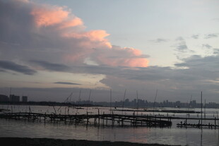 湖畔晚霞中的城市景观