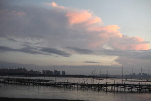 黄昏下的城市江畔美景