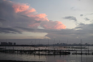 晚霞下的城市滨水景观