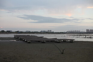 黄昏下的宁静河岸码头